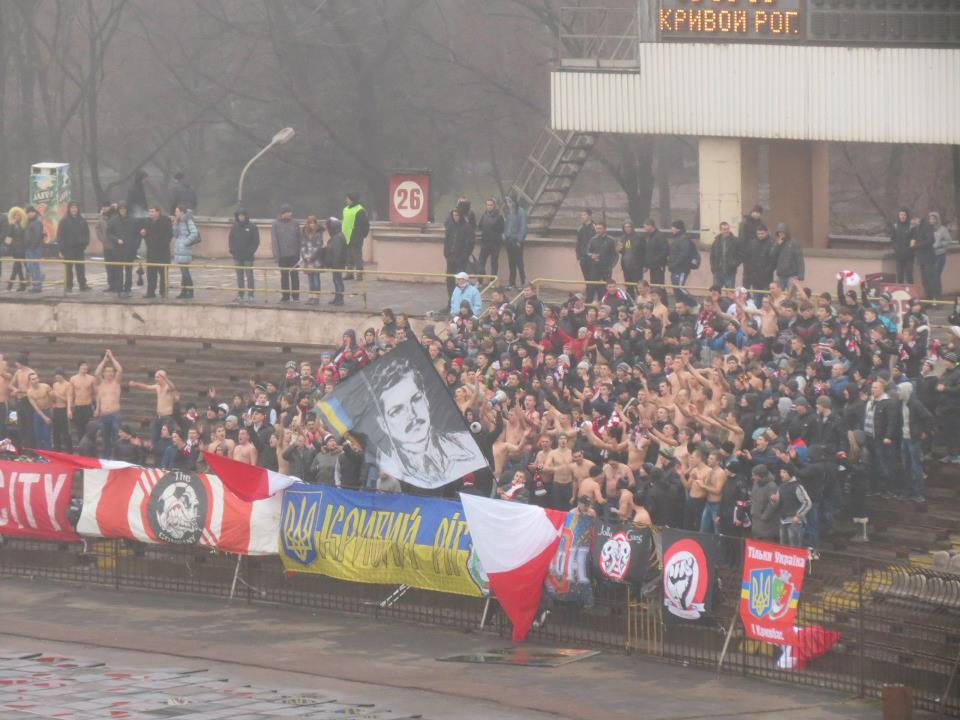Ультрас "Кривбасу" з банером із зображенням Костя Пестушка  